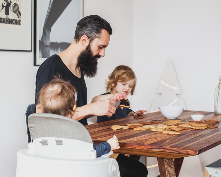 rodzina siedzi przy stole Valencia Kare Design i robi pierniczki