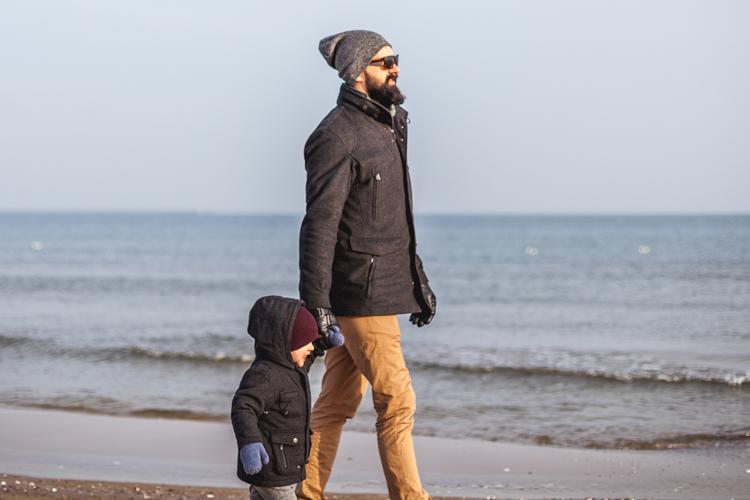 zimowy spacer po plaży z dzieckiem