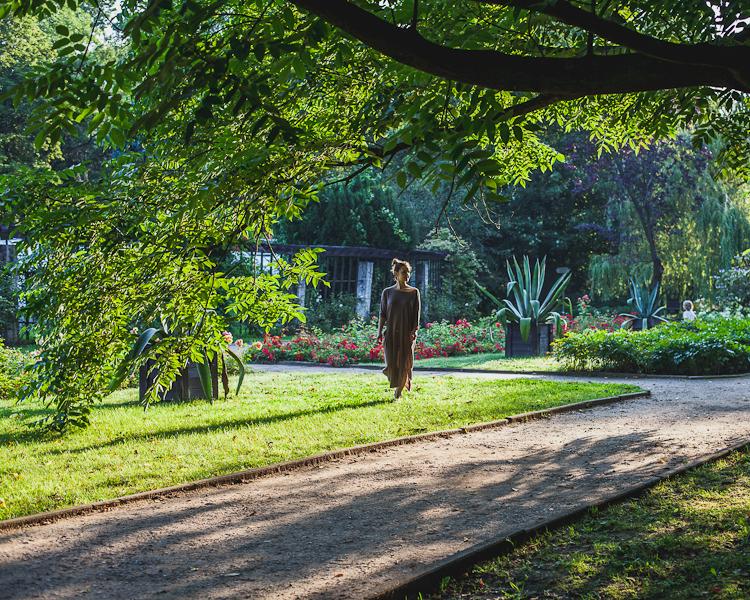 rodzina spacerująca w letniej stylizacji po parku